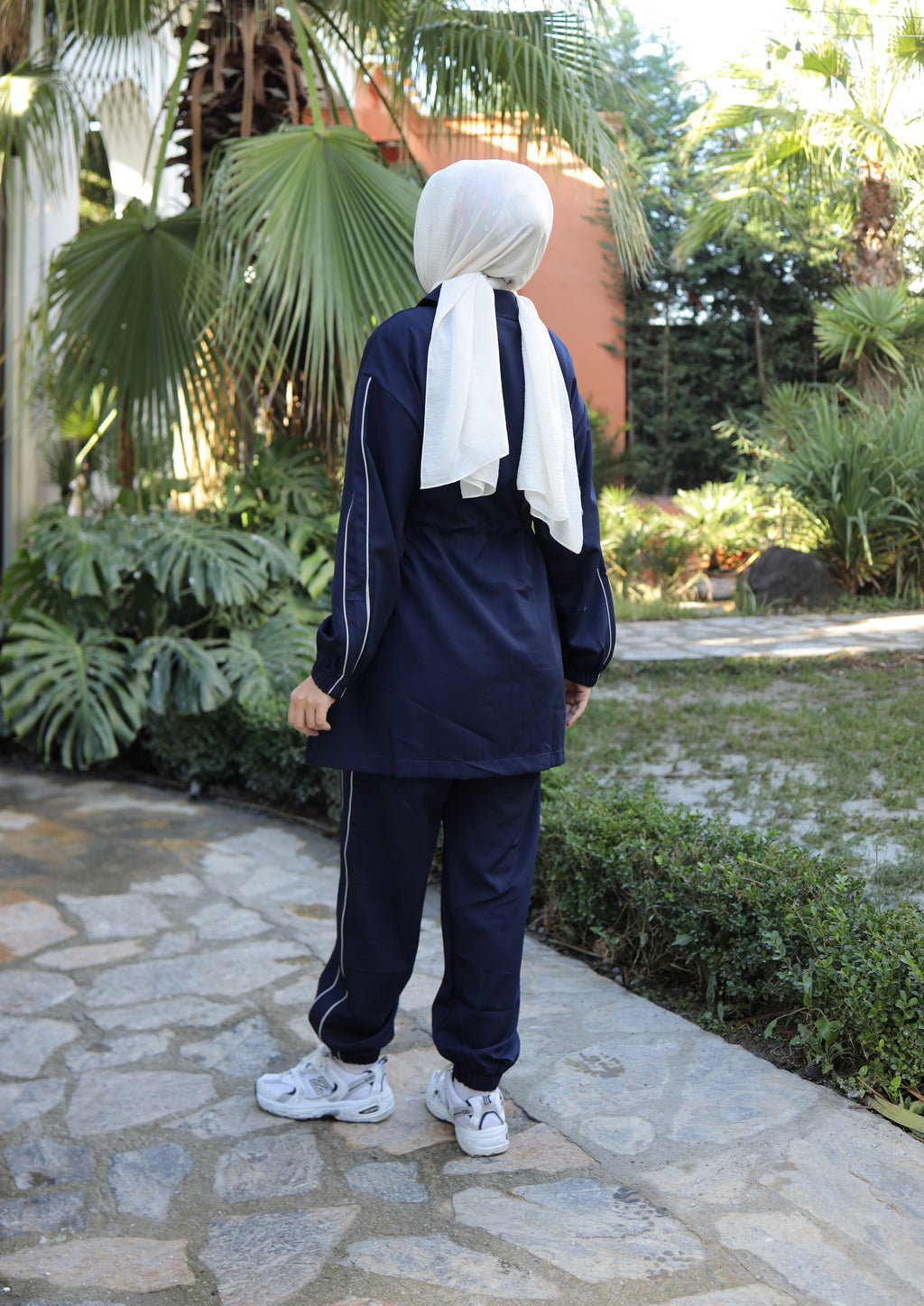 Modest Sporty Tracksuit with Navy Contrast Pockets – Women's 2-Piece Set